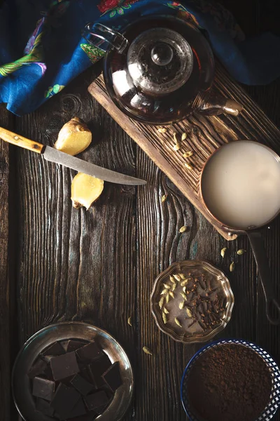Preparación de trufas de chocolate en la mesa de madera vertical — Foto de Stock
