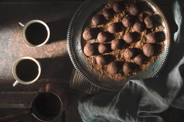 Kahve ve çikolata truffle üzerinde metal arka plan Üstten Görünüm