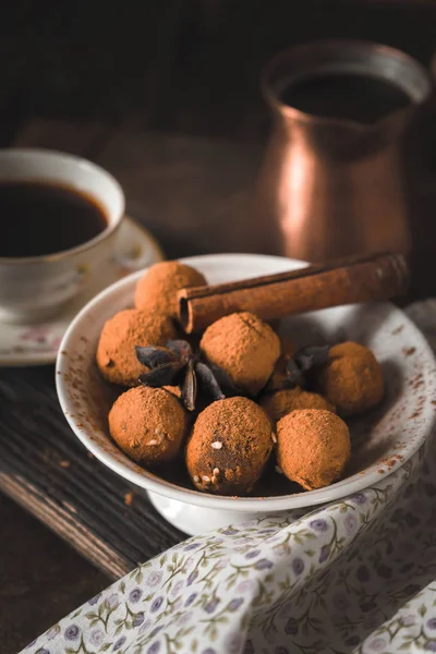 チョコレート トリュフと垂直木製のテーブルの上のコーヒー — ストック写真