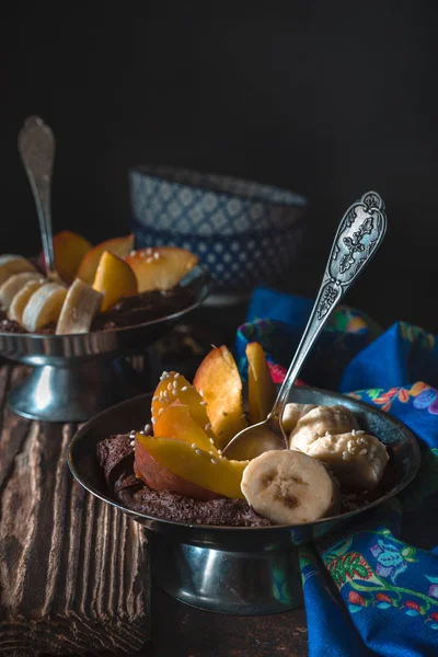 Mousse de chocolate con frutas en la mesa de madera vertical — Foto de Stock