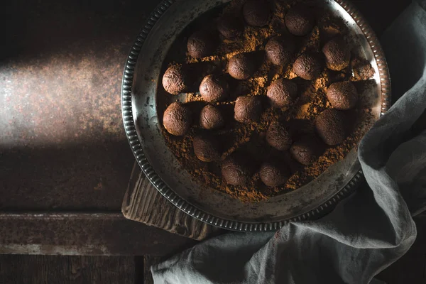 Truffes au chocolat sur la plaque métallique vue du dessus — Photo