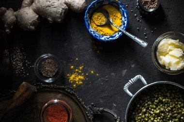 Yatay koyu arka plan üzerinde Hint Mutfak Malzemeleri