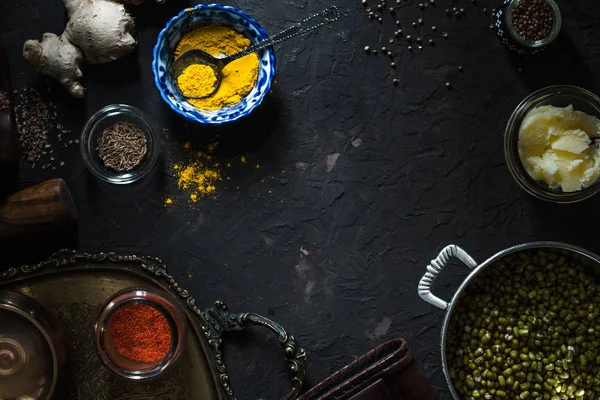 Ingredientes de la cocina india en el fondo oscuro vista superior — Foto de Stock