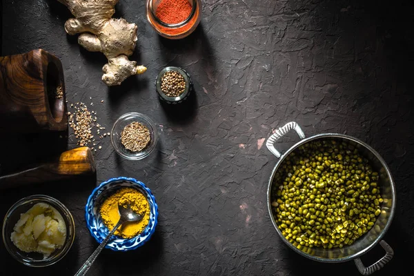 Konzept der indischen Küche mit Mungdal auf dunklem Hintergrund horizontal — Stockfoto