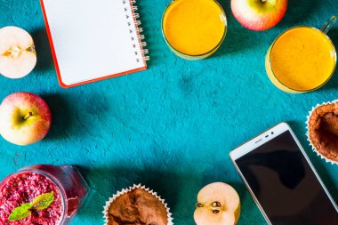 Kahvaltı natürmort dizüstü bilgisayar ve cep telefonunuzda camgöbeği arka plan Üstten Görünüm