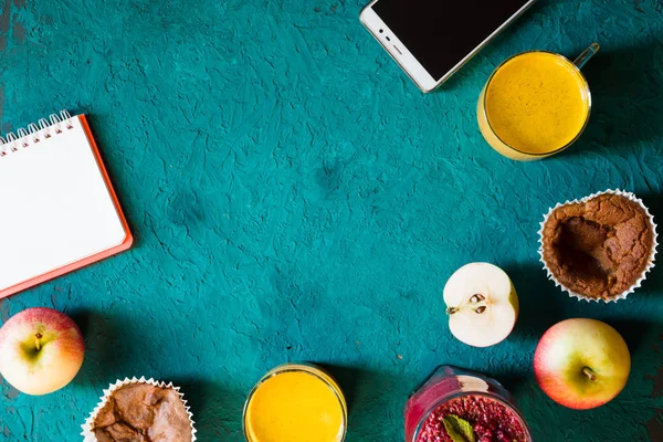 Café da manhã ainda vida com notebook e celular no fundo ciano horizontal — Fotografia de Stock
