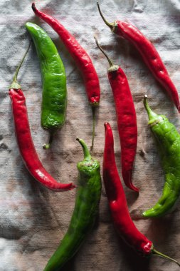 Gri peçeteye biber hasat