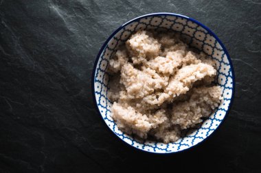 Bir kase gri bir taş üzerinde gevşek pearl arpa