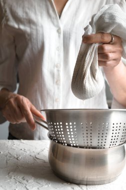 Kenevir tohumu bir peçete yan görünümü aracılığıyla gelen yük ağır kitle