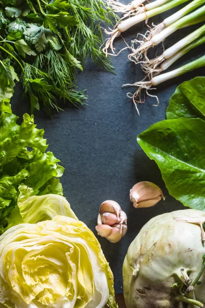 Marco de colinabo, lechuga Iceberg de espinacas y lechuga sobre pizarra —  Fotos de Stock