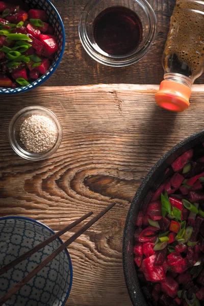 Verduras en chino, salsa de soja y un tazón en un espacio de copia de mesa de madera — Foto de Stock