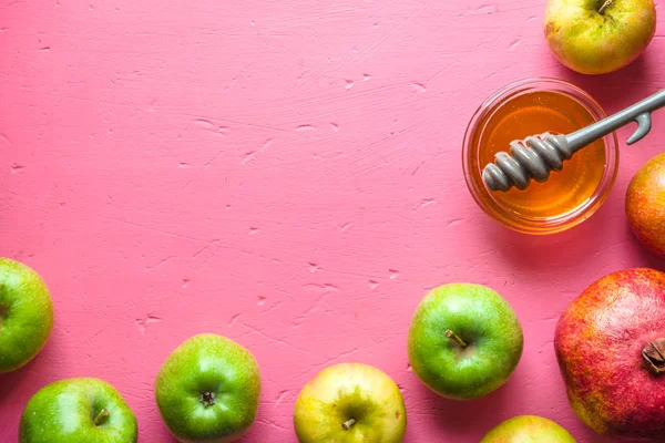 半框的苹果、 石榴、 蜂蜜为犹太新年自由空间 — 图库照片