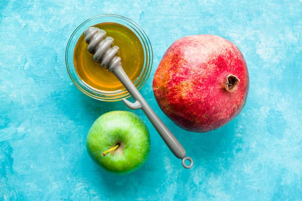 犹太新年苹果、 石榴和蜂蜜绿松石的桌子上 — 图库照片
