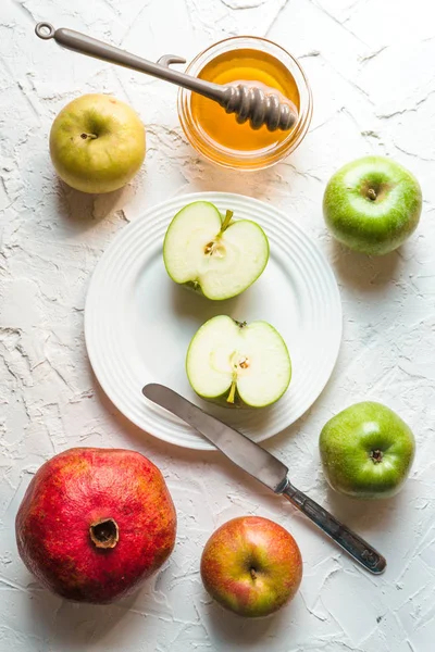 Früchte und Honig auf einem weißen Tisch für die Rosch Haschana — Stockfoto