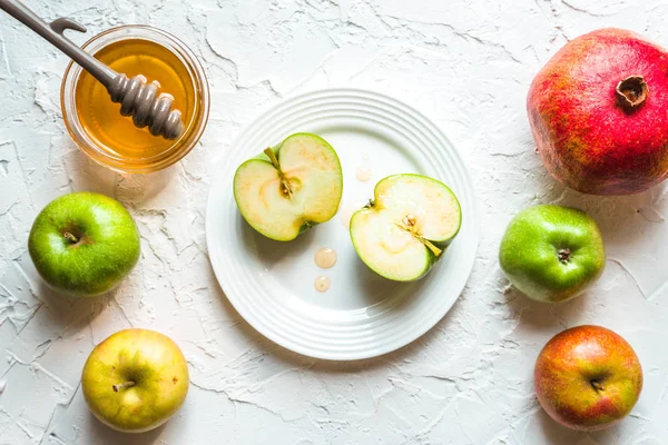 Ρος Χασανά διακοπών, φρούτα και μέλι σε ένα λευκό τραπέζι — Φωτογραφία Αρχείου