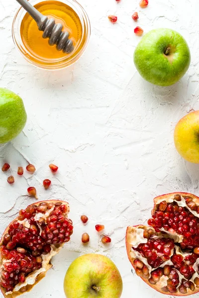 犹太新年的谷物的石榴、 蜂蜜、 苹果在白色背景上的框架 — 图库照片