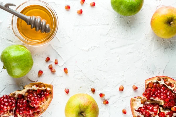 石榴，石榴种子和苹果和蜂蜜，犹太新年的框架 — 图库照片