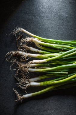 Masanın ortasında yeşil soğan hasat