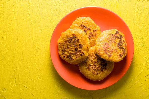 Вегетарианские блинчики с блинами на апельсиновой тарелке — стоковое фото
