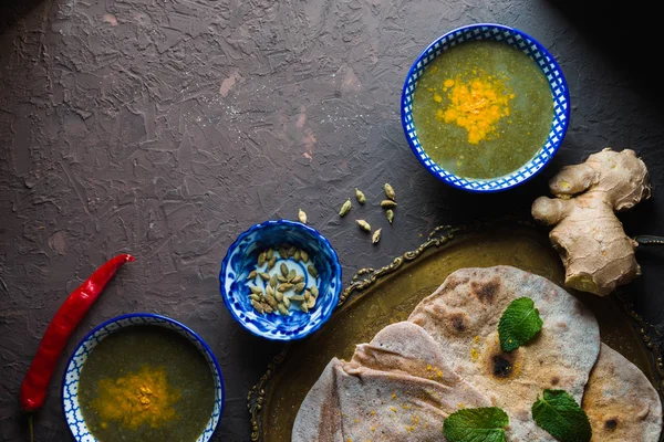 Mung φασόλια σούπα με μπαχαρικά και chapati στην προβολή κορυφαία σκούρο φόντο — Φωτογραφία Αρχείου