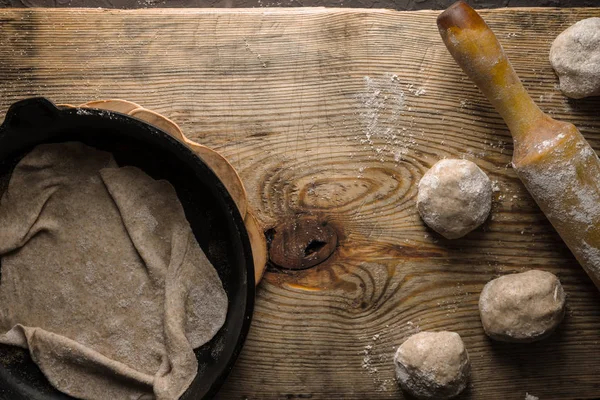 Çapati yatay tahta masada yemek