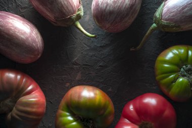 Çok renkli domates ve patlıcan gri bir tablo çerçeve