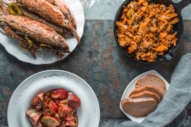 Fried chanterelles, Balık bir tabak, domates ve ekmek boş alan