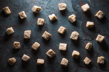 Arka plan gri bir arka plan üzerinde şeker kamışı küpler