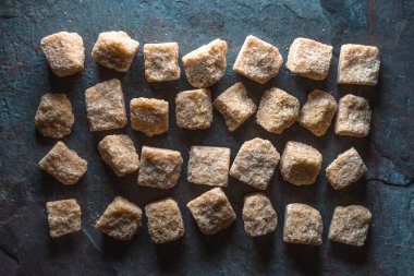 Arka plan gri taş çizgi üzerinde şeker kamışı küpler