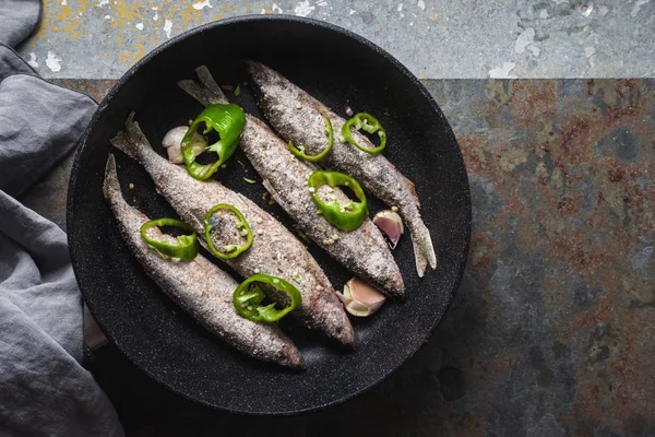 Риба, чилі і часник на сковороді — стокове фото