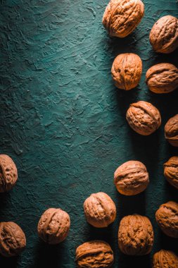 Grup sağdaki turkuaz bir arka plan üzerinde ceviz