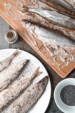 Bir tabak ve bir kesme tahtası kokuyor