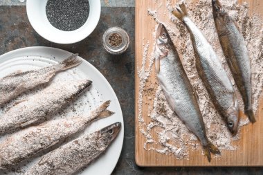 Bir plaka üzerinde ve bir kesme tahtası, tuz ve baharat kokuyor