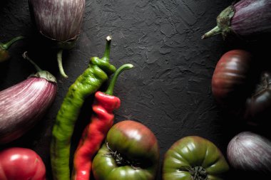 Yarım-çerçeve çok renkli patlıcan, domates ve biber