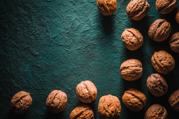 Sağdaki turkuaz bir arka plan üzerinde ceviz