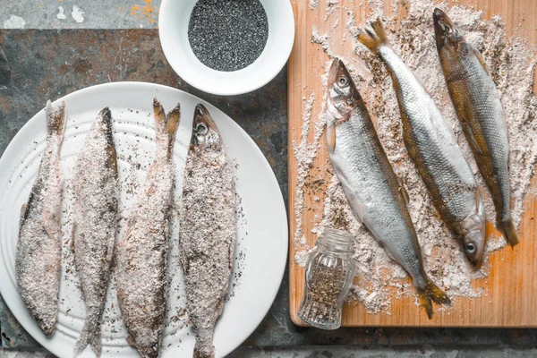 Bir tabak ve bir kesme tahtası, tuz kokuyor