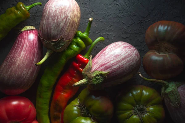 Arka plan çok renkli patlıcan, domates ve biber