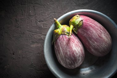 Bej renkli arka plan üzerinde metal bir kase renkli Poğaca