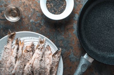 Kızartma tavası, plaka, tuz ve baharat kokuyor