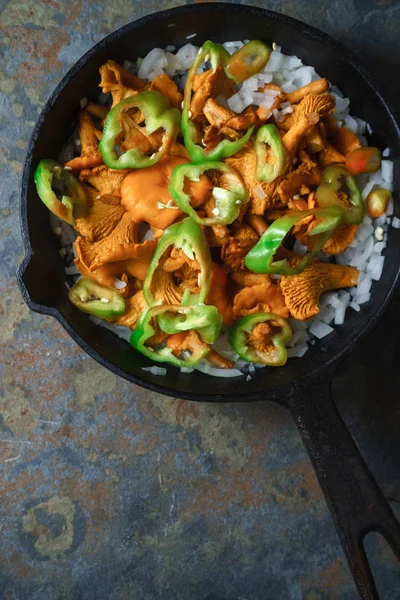 Mantar chanterelles, soğan ve bir tavada biber — Stok fotoğraf