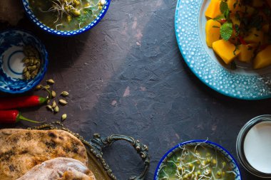 Hint yemekleri natürmort koyu arka plan üstten görünüm üzerinde