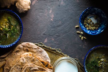 Mung fasulye çorba ve chapatti koyu arka plan üzerinde 