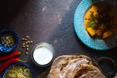 Hint yemekleri natürmort yatay koyu arka plan üzerinde