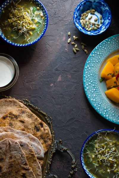 Naturaleza muerta con comida india en el fondo oscuro — Foto de Stock