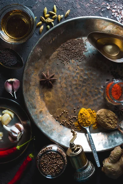 Ingrediënten voor curry paste op de metalen plaat tegen de donkere achtergrond verticale — Stockfoto