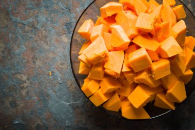 Bir cam plaka boş alan kabak parçaları