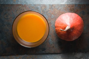 Balkabağı çorbası ve turuncu gri kayrak kabak