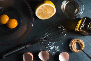 Sarısı bir kasede çırpma kırbaçlanan için hardal Üstten Görünüm