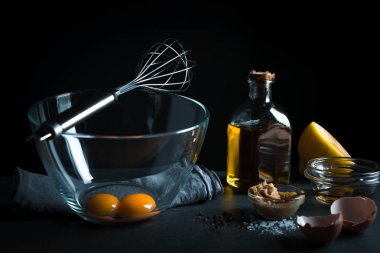 Sarısı bir cam kasede çırpma kırbaçlanan için zeytin yağı