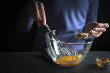 Şanti sarısı, mor zemin üzerine hardallı elinde kaşık